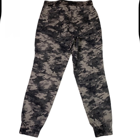 Spanx Camo Cargo Jogger Pants Size Small NWT - Picture 8 of 16